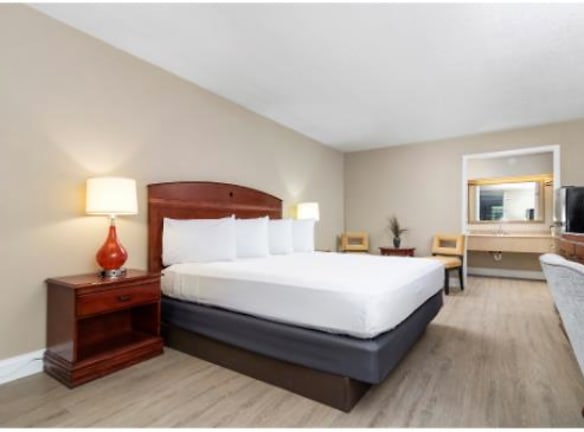 Stayable Suites Lakeland - Lakeland, FL