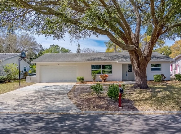 1446 S Hillcrest Ave - Clearwater, FL