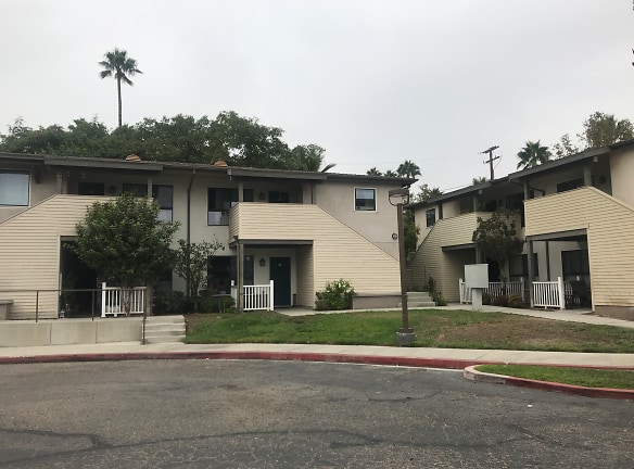 Las Brisas Apartments - Signal Hill, CA