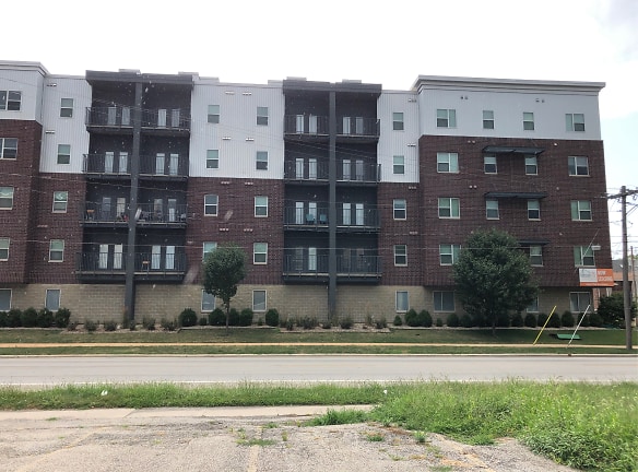 75 E Armory Apartments - Champaign, IL