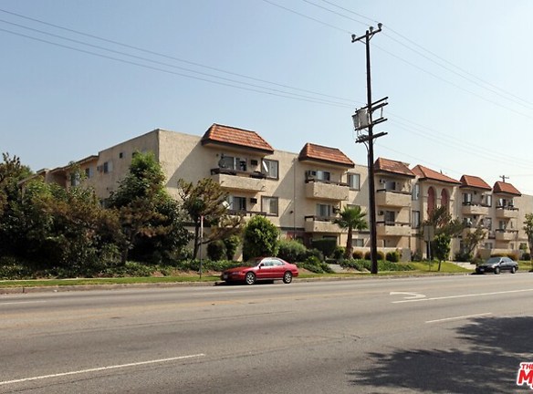 18101 Roscoe Blvd #101 - Los Angeles, CA