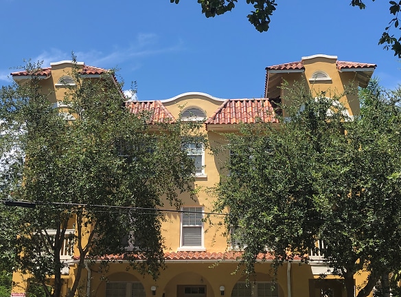 Temple Court Apartments - Miami, FL