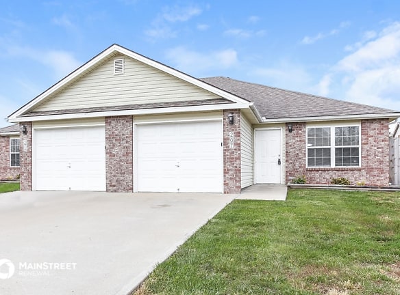 207 Golfview Dr - Pleasant Hill, MO
