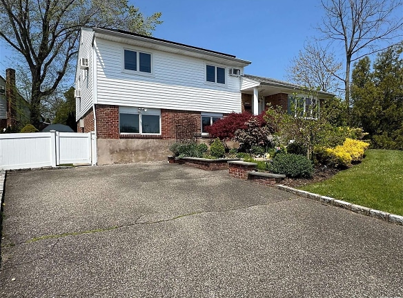205 Floral Ave - Plainview, NY