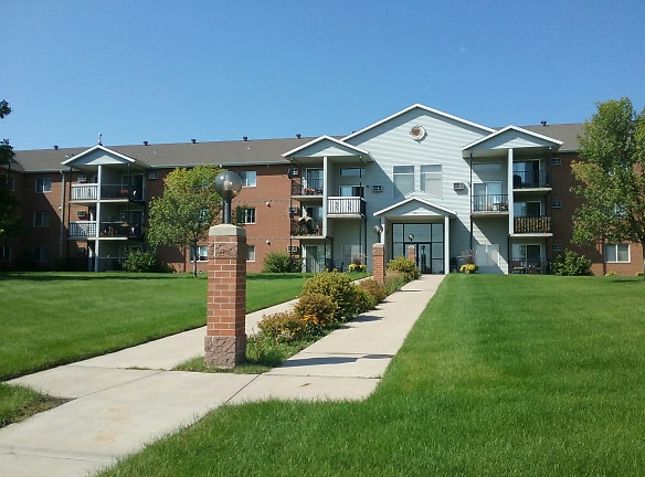 Royal Court Apartments - West Fargo, ND