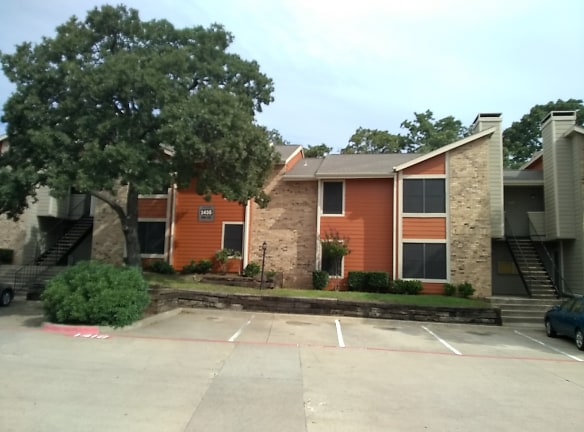 Bedford Oaks Apartments - Bedford, TX