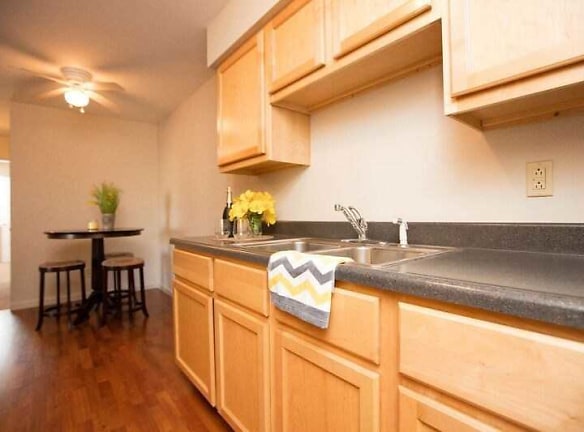 Holland Crossing Apartments - Maumee, OH