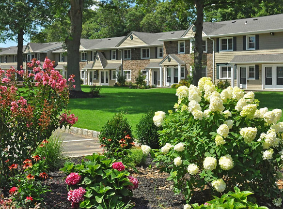 Fairfield Courtyard At Middle Island Apartments - Middle Island, NY