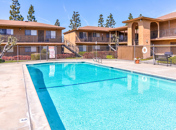 Los Olivos Apartments - Whittier, CA