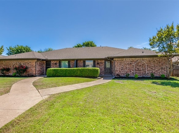 2822 Clear Springs Dr - Plano, TX