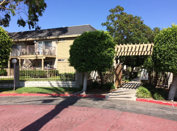 Laurel Woods Apartments - Fontana, CA