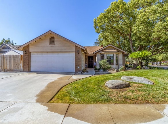 407 Hoover Ave - Tulare, CA