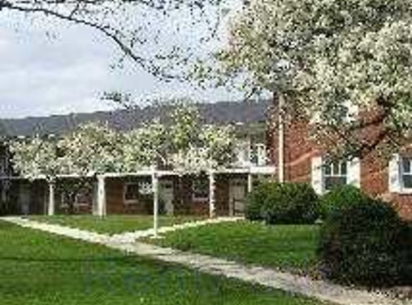 Colonial Gardens Apartments - Hinsdale, IL