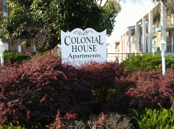 Colonial House Apartments - East Moline, IL