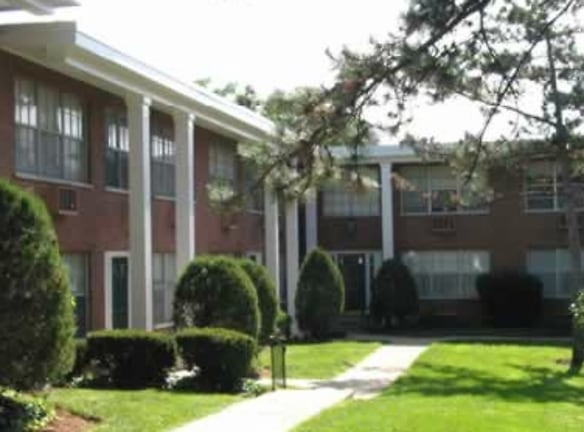 COLONIAL VILLAGE APARTMENTS - Webster Groves, MO