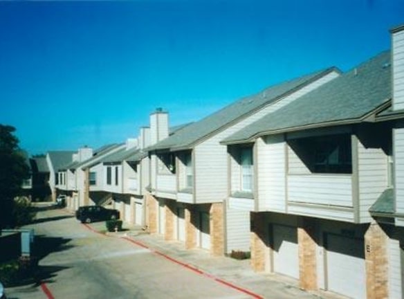 Broadmoor Villa Apartments - Irving, TX