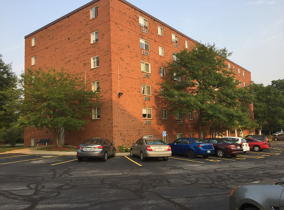 Willowood Manor Apartments - Cleveland, OH