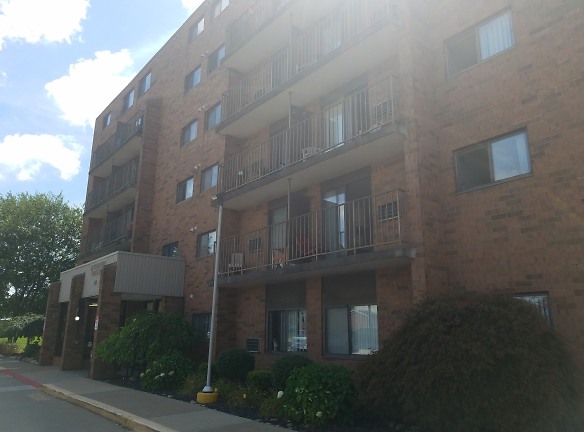 St. James Gardens (Riverview Towers) Apartments - Massillon, OH