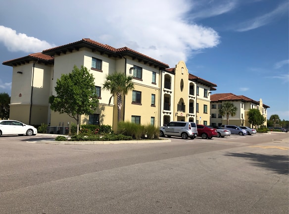 The Reef- Student Living Apartments - Fort Myers, FL