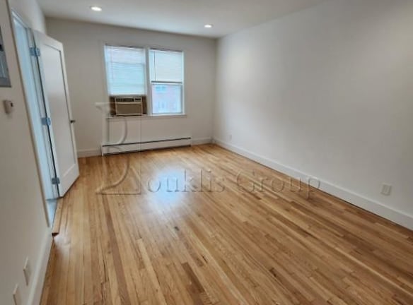 22-46 47th St unit 2R - Queens, NY