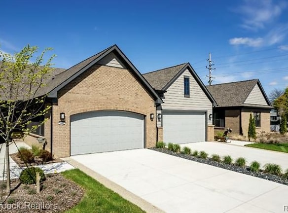 902 Heritage Dr - Bloomfield Township, MI