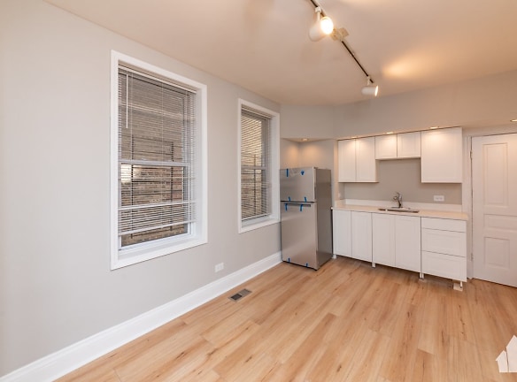 2334 N Southport Ave unit 1F - Chicago, IL