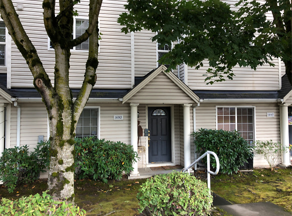 Halsey East Townhomes Apartments - Portland, OR