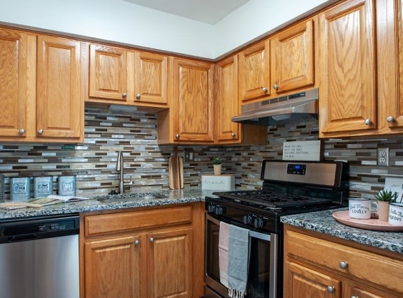 Chesterfield Apartments - Levittown, PA