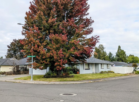 1398 Beekman Ave - Medford, OR