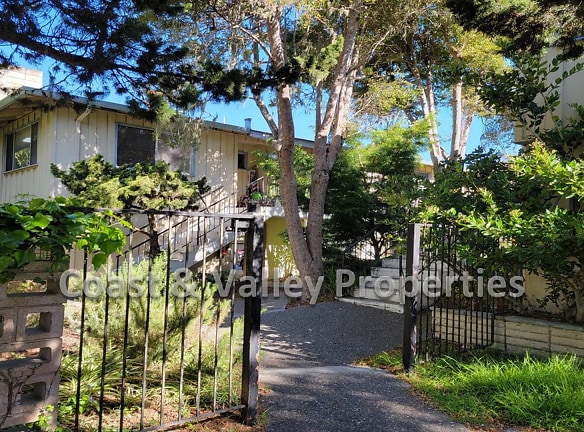 818 Sunset Dr - Pacific Grove, CA