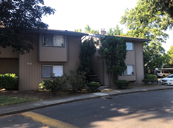 Woodland Townhouses Apartments - Medford, OR