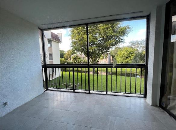 8441 Forest Hills Dr - Coral Springs, FL