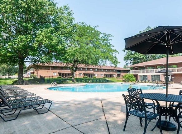 Racquet Club Apartments & Townhomes - Levittown, PA