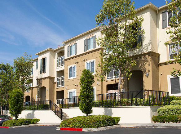 Bella Vista At Warner Ridge Apartments - Woodland Hills, CA