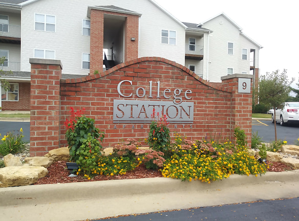 College Station Apartments - Normal, IL