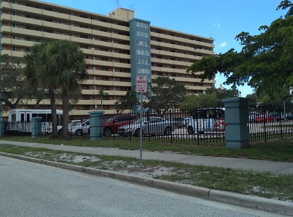 McCown Towers Apartments - Sarasota, FL