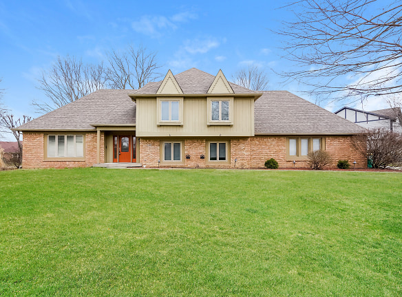 2489 Woodsway Dr - Greenwood, IN