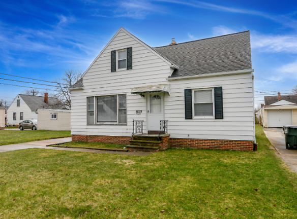 12328 Grannis Rd - Garfield Heights, OH