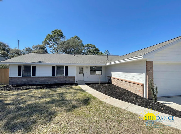 101 W Timberlake Dr - Mary Esther, FL