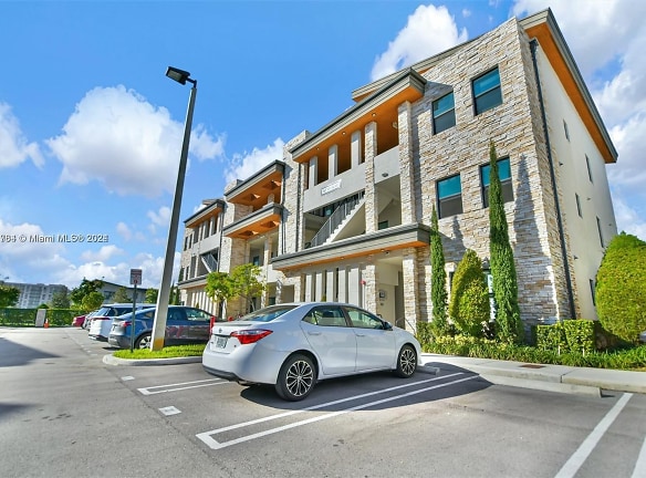 7805 NW 104th Ave #32 - Doral, FL