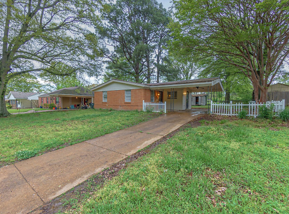 1640 Colonial Hills Dr - Southaven, MS