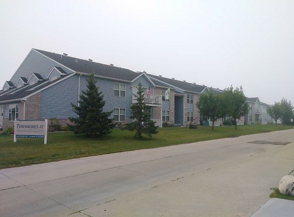 Charleswood Townhomes Apartments - West Fargo, ND