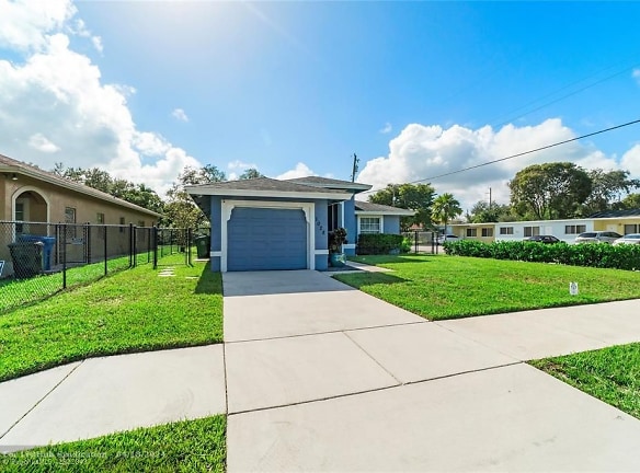 1028 NW 5th Ct - Fort Lauderdale, FL