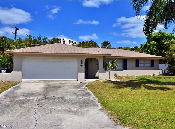 929 N Town and River Dr - Fort Myers, FL