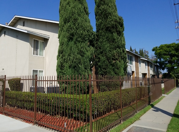 Las Brisas Apartments - Cudahy, CA