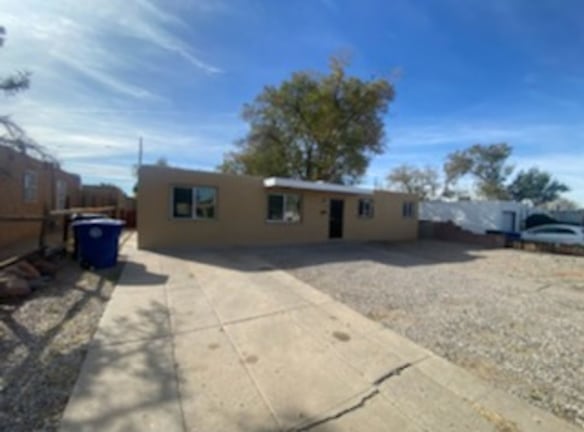 5208 Comanche Rd NE - Albuquerque, NM