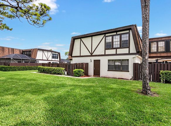 119 Weybridge Cir - Royal Palm Beach, FL