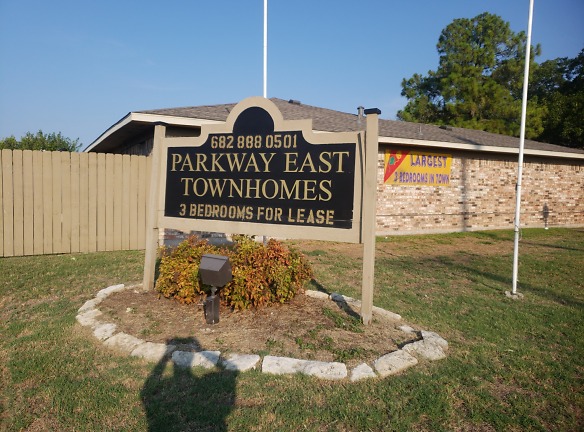 Parkway East Townhomes Apartments - Arlington, TX