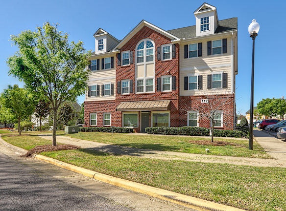 Riverwood Villas Apartments - 284 Gretzky Parkway - Clayton, NC