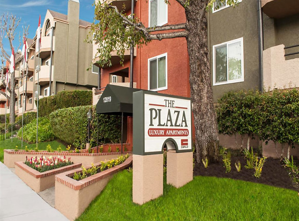 The Plaza Apartments - Valley Village, CA
